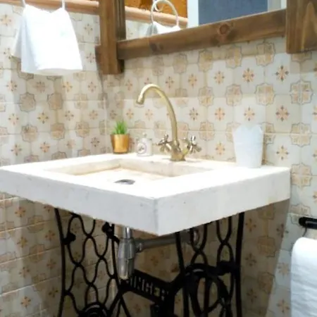 Hébergement de vacances 3 Bedrooms House With Enclosed Garden And Wifi At *